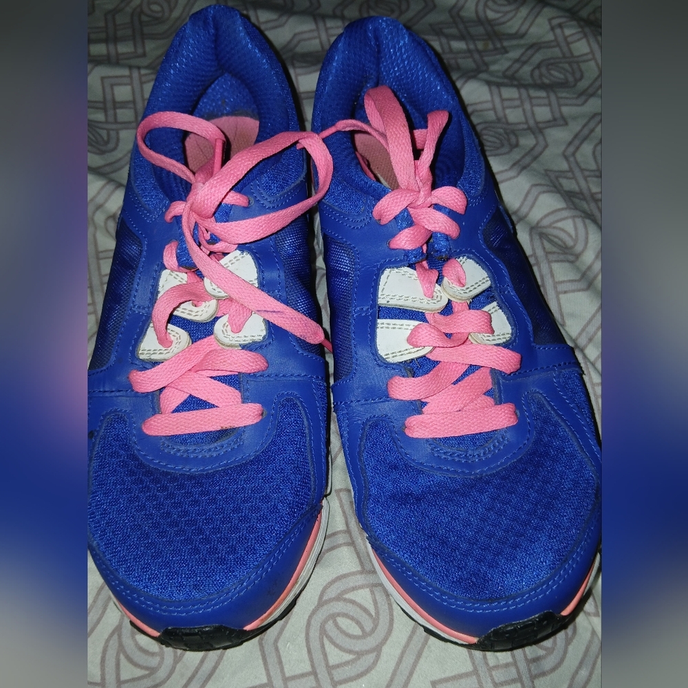 Women's size 8 blue and pink nike shoe